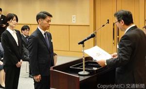 表彰状を授与する綿貫社長（右）