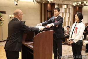 表彰状を手渡す渡辺理事長（左）と受賞者（鉄道総研提供） 