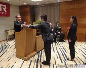 受章者に表彰状を手渡す池田社長（左）