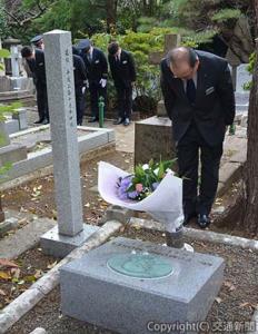 モレルの墓に献花する矢野支社長（ＪＲ東日本横浜支社提供）