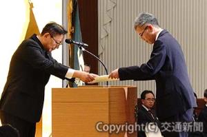 綿貫社長（左）から表彰状を受ける受賞者