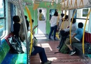 体験乗車を楽しむ小学生（東京都産業労働局提供）