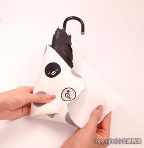 白地に水玉柄のＳｕｉｃａのペンギンのタオル＝イメージ＝©Chiharu Sakazaki/JR東日本/DENTSU（ＪＲ東日本商事提供）