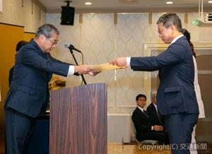 倉坂社長（左）から表彰状を受け取る受賞者（ＪＲ西日本提供）