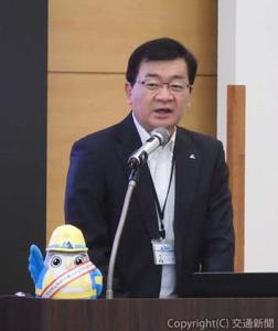 あいさつする大内社長（東日本電気エンジニアリング提供）
