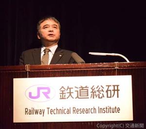 研究開発のコア技術の高度化について基調講演を行う曽我部理事