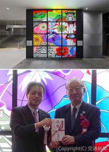 ㊤熊本のシンボルを色彩豊かに表現したステンドグラス㊦除幕式で滝理事長（右）から目録を受け取る古宮社長
