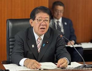 グループインタビューに応じる金子国交相