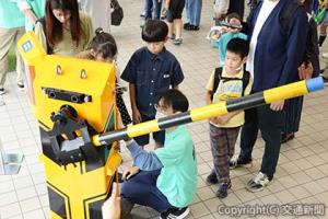 大勢の来場者でにぎわった「第12回鉄道まつり」の会場（日本信号提供）