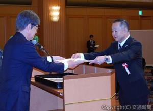 四之宮社長（左）から表彰状を受け取る受章者