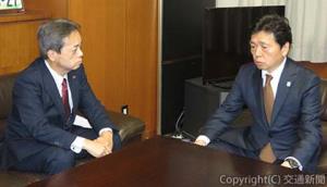 水嶋事務次官（右）に要望を伝える古宮社長