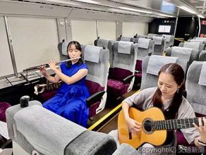 中央快速線グリーン車の車内で楽器の生演奏を行う＝イメージ＝（ＪＲ東日本提供）