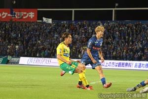 ＣＫのこぼれ球を拾った杉山（18）が相手選手を振り切って右足を一閃（いっせん）＝ジェフ千葉・水戸戦＝ⒸＪＥＦＵＮＩＴＥＤ(ジェフユナイテッド提供) 