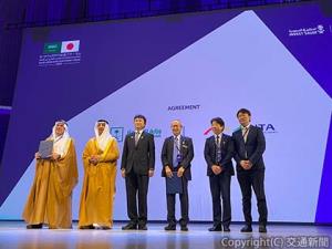 締結式に出席したファリハ大臣（左から２番目）、古賀副大臣（同３人目）、小谷野会長（同４人目）ら（写真提供・日本貿易振興機構）