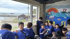 子どもたちのイラストがあしらわれた海側の待合室でくつろぐ児童ら（ＪＲ東日本新潟支社提供）