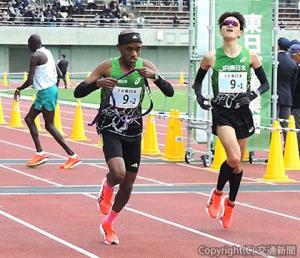 １区西脇選手から２区ラファエル選手（左）へのタスキリレー。ラファエル選手は区間賞を獲得、チームの総合５位に貢献した