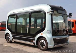 運転席無人で運行するＥＶバス（伊予鉄グループ提供）
