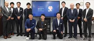 記念式典に出席した岸本部長（左から３人目）、山下社長（右から３人目）ら