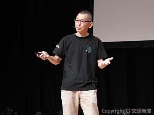 高津徹代表取締役が登壇し、本年度内に新しいデジタルツインプラットフォーム「ＴＲＡＮＣＩＴＹ　Ｎｅｂｕｌａ（トランシティ・ネビュラ）」のリリースを予定していることを発表（ＣａｌＴａ提供）