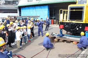 保守用車の脱線復旧作業実演（司機工提供） 