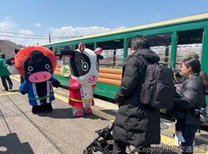 運転初日の釧網線塘路駅でのおもてなしの様子＝４月26日＝（ＪＲ北海道提供）