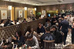 多くの来店客でにぎわう香港店（西鉄提供）