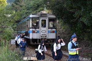 土讃線土佐新荘―安和間と須崎駅構内で行った高知地区避難誘導訓練（ＪＲ四国提供）