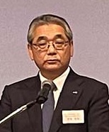 あいさつする倉坂社長
