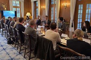 英国大使館でエミール公使（奥側中央）と面会する英国人研修生（ＪＲ東海提供）