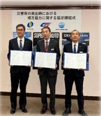 左から山脇社長、西尾社長、大熊社長（井原鉄道提供）