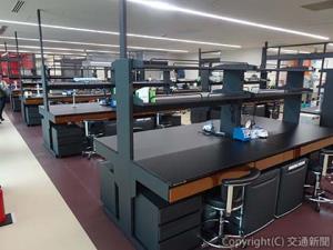 実験台が並ぶラボエリア