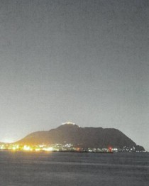 函館の横夜景と函館山のイメージ（道南いさりび鉄道提供）