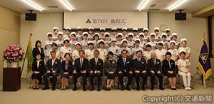 戴帽式に出席した中川常務（前列中央）と１年生ら