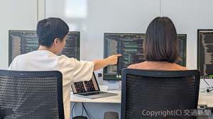 内製化チームでプログラムの修正やリリースを都度対応する（ＪＲ東日本撮影） 