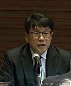 あいさつする中澤委員長（日本鉄道サイバネティクス協議会提供）