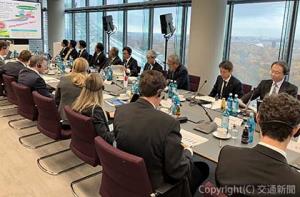 ジェネラルミーティングに臨む深澤会長（右から３人目）ら（ＪＲ東日本提供）