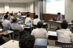ＪＲ北海道で実施している業務改善支援ハンズオントレーニングの様子（ＪＲ東日本提供）