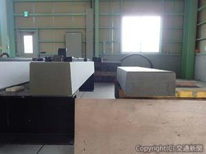 ＰＣまくらぎ（左が従来品、右が薄型）＝大和軌道製造提供＝