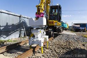 強く、使いやすくなった「軌陸バックホウアタッチメント（グリッパ＆タンパ）」、通称・Ｇ４の最終モデル＝Ｇ４―Ⅲ＝（交通建設提供） 