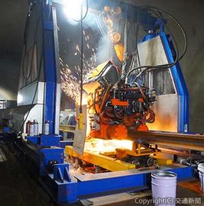 フラッシュバット溶接の様子