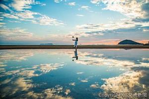 父母ケ浜は空を映す潮だまりが現れる絶景フォトスポット（三豊市観光交流局提供）