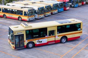 カルコパイライト太陽電池を後部屋根上に設置した路線バス（神奈川中央交通提供）