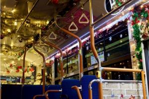 「クリスマスバス」の車内イメージ（京都市交通局提供）