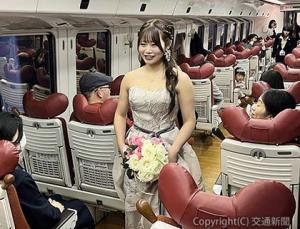 特急「ソニック」車内で行われたウエディングファッションショー