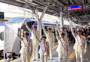 出発合図を行う（後列左から）青栁、箱山、山口駅長ら（ＪR長野支社提供）