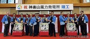 直会で鏡開きを行う関係者（ＪＲ東日本提供）