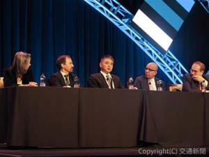 プレナリーセッション３のパネルディスカッションに登壇した曽我部理事＝中央＝（鉄道総研提供）