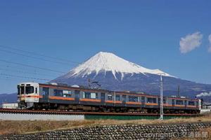車窓から富士山を眺望できる身延線を走る列車のイメージ（JR東海提供）