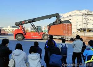 リーチスタッカーによる荷役作業のデモンストレーション（神奈川臨海提供）