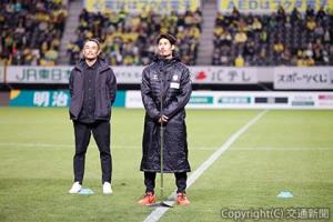 試合後のセレモニーで挨拶に立ち、ＰＯ突破を誓った鈴木大主将。左は小林慶行監督（ジェフ千葉・今治戦）ⒸＪＥＦＵＮＩＴＥＤ(ジェフユナイテッド提供) 